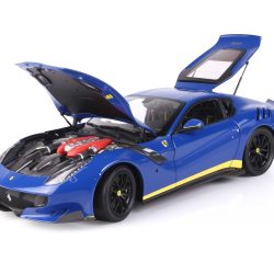Está fabricado en metal Ferrari F12 TDF Azurro Dino - Taylor made