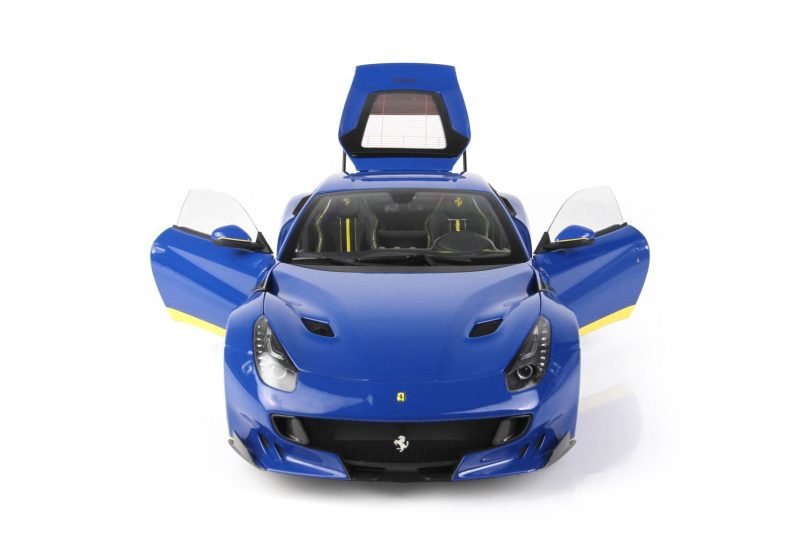 Está fabricado en metal Ferrari F12 TDF Azurro Dino - Taylor made