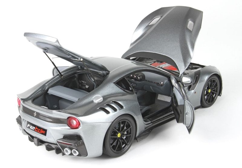 Réplica del automóvil Ferrari F12 TDF color gris titanio
