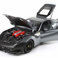 Réplica del automóvil Ferrari F12 TDF color gris titanio